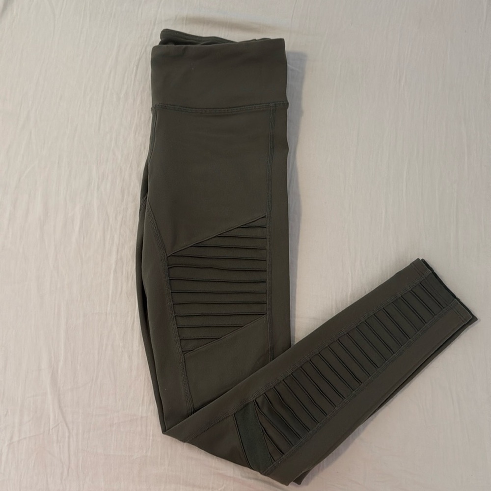 ALO Moto Leggings in Army Green Regular-Waisted 3/4”